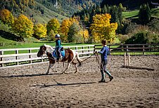 Kind bekommt im Familienhotel Oberkarteis im Salzburger Land Reitstunden.