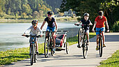 Radfahren in Oberösterreich; Unternehmt eine gemeinsame Fahrradtour mit der Familie. Entlang der Donau die frische Luft genießen.