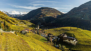 Da dürften selbst Teenager Freude an dem Ausblick haben: tolle Landschaft mit Bergen und Dorf in Südtirol im Sommer.