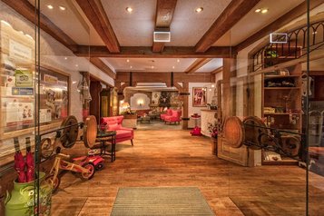 Großer Eingangsbereich im Familienhotel Bavaria im Allgäu.