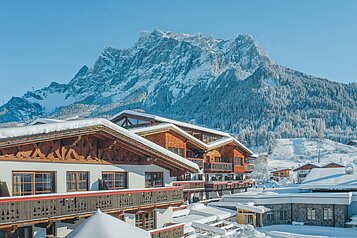 Winteransicht auf das Familienhotel Tirolerhof an der Zugspitze.