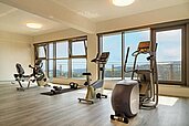 Fitnesstudio mit Panoramafester im Familienhotel Familien Resort Petschnighof in Kärnten.