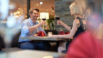 Gemeinsames Abendessen im Restaurant des Familienhotels Schreinerhof.