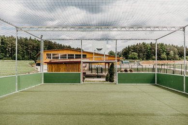 Multifunktionales Soccerfeld am Familienhotel Friedrichshof für sportliche Aktivitäten an der frischen Luft.