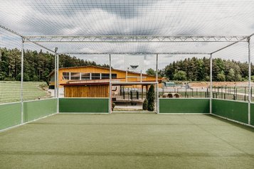 Multifunktionales Soccerfeld am Familienhotel Friedrichshof für sportliche Aktivitäten an der frischen Luft.