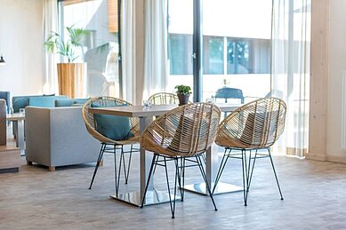 Lounge mit Sitzmöglichkeiten im Familienhotel Strandkind an der Ostsee