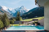Outdoorpoolbereich mit Blick in die Berge im Hotel Bella Vista in Südtirol.