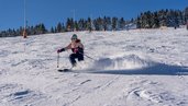 Familienspaß auf der Skipiste im Familienhotel Elldus Resort im Erzgebirge