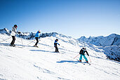 Gäste vom Familienhotel Kinderhotel Sailer fahren in Pitztal Ski.