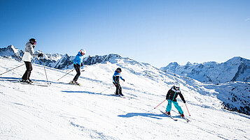 Gäste vom Familienhotel Kinderhotel Sailer fahren in Pitztal Ski.