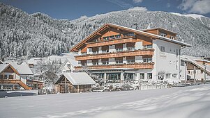 Das Familienhotel Alpenhof Dolomit Family in Südtirol im Winter.