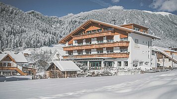 Das Familienhotel Alpenhof Dolomit Family in Südtirol im Winter.