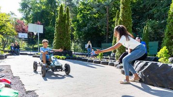 Junge fährt mit einem Kart auf der Rennbahn des Familienhotels Family Club Harz.