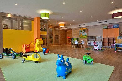 Schöner Kids-Club vielen Spielzeugen und Maltischen im Familienhotel Galtenberg Family & Wellness Resortin Tirol.