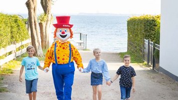 Kinder beim Strandausflug mit Maskottchen Happy im Familienhotel Strandkind an der Ostsee