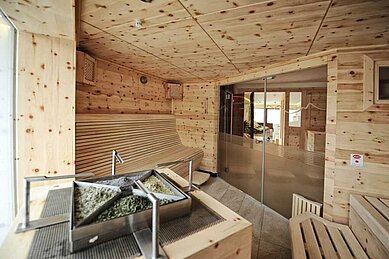 Innenraum der Kräuter-Panorama-Sauna im Adler Familien- & Wohlfühlhotel in Tirol.