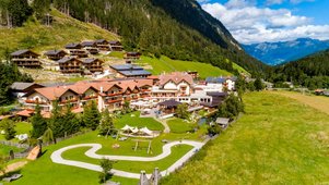 Luftaufnahme im Sommer vom Familienhotel Alphotel Tyrol Wellness & Family Resort in Südtirol.