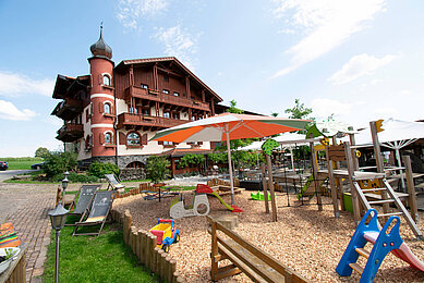Außenansicht mit Spielplatz des Familienhotels Der Böhmerwald.