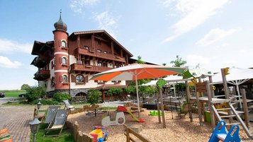 Außenansicht mit Spielplatz des Familienhotels Der Böhmerwald.