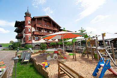 Außenansicht mit Spielplatz des Familienhotels Der Böhmerwald.