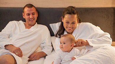 Eltern mit Baby genießen im Wellnessurlaub im Familienhotel Landhaus zur Ohe im Bayerischen Wald pure Entspannung.