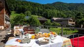 Die Terrasse mit blick auf die Berge im Familienhotel Sonne Bezau Vorarlberg.