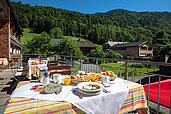 Die Terrasse mit blick auf die Berge im Familienhotel Sonne Bezau Vorarlberg.