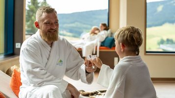 Eine glückliche Familie verbringt wertvolle Stunden Zusammen im Wellnessberech des Familienhotels Elldusresort im Erzgebirge.