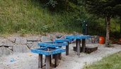 Ein Wasserspielbereich mit blauen Rinnen in einem Sandbereich im Außenareal des Kinderhotels Bruckwirt in Oberösterreich.