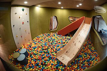 Bällebad für Kinder im Family Home Alpenhof in Südtirol.