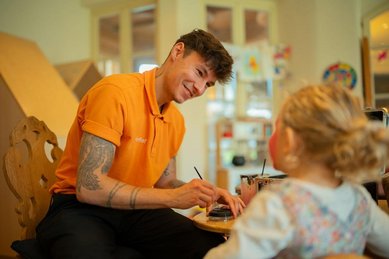 Kreatives Kinderschminken für Kinder im Familienhotel Tirolerhof in Österreich