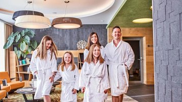 Familie auf dem Weg zum Familienwellness im Familienhotel Aigo welcome family in Oberösterreich