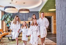 Familie auf dem Weg zum Familienwellness im Familienhotel Aigo welcome family in Oberösterreich