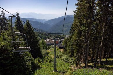 Blick auf einen Sessellift und die Berglandschaft nahe dem Hotel Alpengasthof Hochegger in Kärnten.