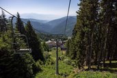 Blick auf einen Sessellift und die Berglandschaft nahe dem Hotel Alpengasthof Hochegger in Kärnten.