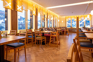 Speisesaal mit Panoramablick und Kinderhochstühlen im Familienhotel Mein Krug im Fichtelgebirge.