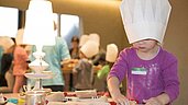 Betreutes Kinderbacken und Kinderkochen im Happy-Club im Familienhotel Ulrichshof im Bayerischen Wald