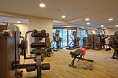 Großer Fitnessraum mit vielen Sportgeräten im Familienhotel Galtenberg Family & Wellness Resort in Tirol.