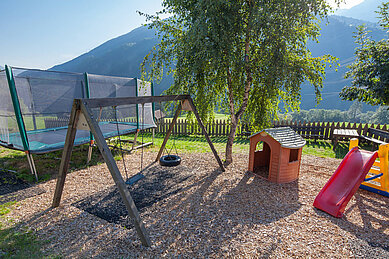 Kinderspielplatz mit schönem Ausblick auf die Landschaft vom Familienhotel Kinderhotel Sailer in Pitztal.