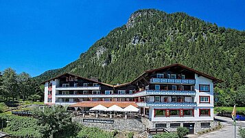 Außenansicht des Familienhotels Bavaria im Allgäu im Sommer.