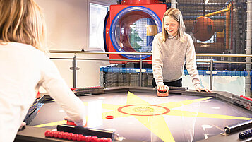 Im Kurzurlaub spielen Teens im Indoorspielplatz.