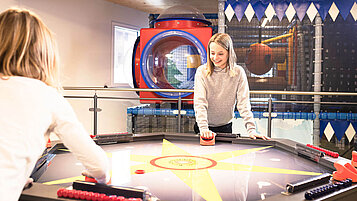 Im Kurzurlaub spielen Teens im Indoorspielplatz.