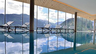 Panorama-Pool mit Liegen im Familienhotel Almfamilyhotel Scherer in Tirol.