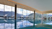 Panorama-Pool mit Liegen im Familienhotel Almfamilyhotel Scherer in Tirol.