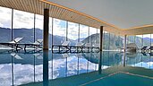 Panorama-Pool mit Liegen im Familienhotel Almfamilyhotel Scherer in Tirol.
