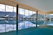 Panorama-Pool mit Liegen im Familienhotel Almfamilyhotel Scherer in Tirol.