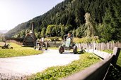 Auf der Outdoor-Fahrbahn des Familienhotel Alpura Retreat in Südtirol geht es rasant zur Sache.