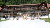 Kinder rutschen eine große Wasserrutschbahn hinunter auf der Spielwiese des Familienhotels Ramsi