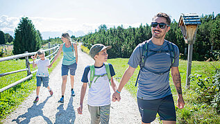 Familie wandert durch die Südtiroler Natur.