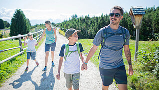 Familie wandert durch die Südtiroler Natur.
